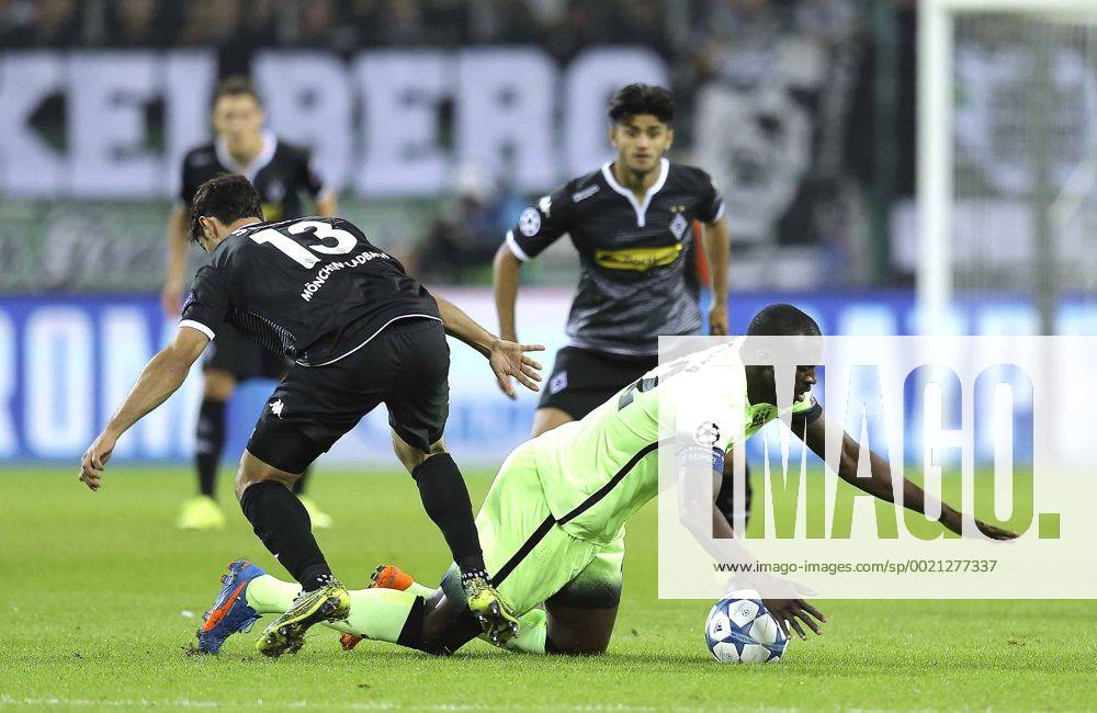 Foto : Lars Stindl ( Gladbach ) gegen Yaya Toure . rechts Fussball - Championsleague , 2. Spieltag , am Mi. 30.09.2015 Bor. Mönchengladbach - Manchester City