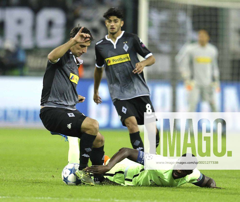 Foto : Lars Stindl ( Gladbach ) gegen Yaya Toure . rechts Fussball - Championsleague , 2. Spieltag , am Mi. 30.09.2015 Bor. Mönchengladbach - Manchester City