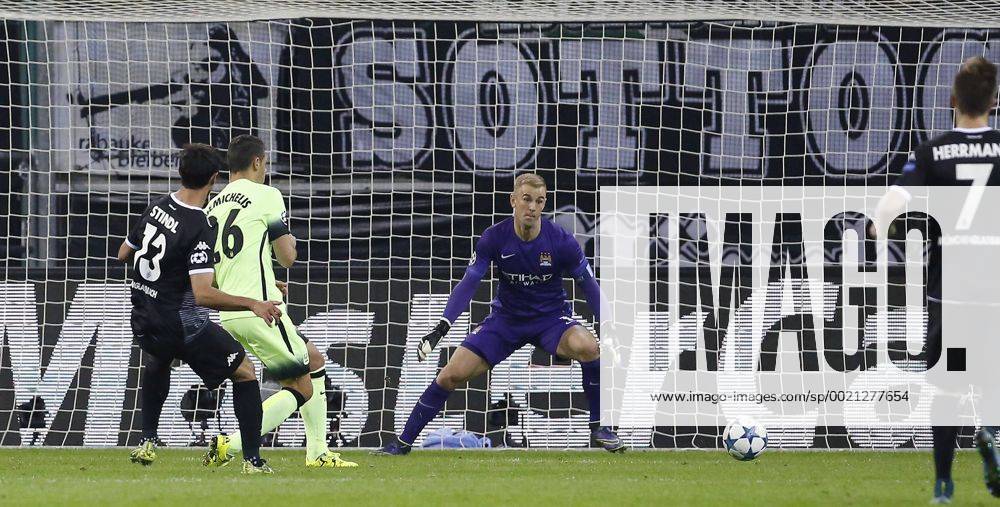 Lars Stindl (Bor. Mönchengladbach) (L) kicks the 1:0 goal against Goalkeeper Joe Hart (Manchester City) during the Championsleague between Borussia Moenchengladbach and Manchester City, Borussiapark in Moenchengladbach on September 30., 2015. Borussia Mönchengladbach vs. Manchester City in der Champions League der Saison 2015 2016 am 30. September 2015.