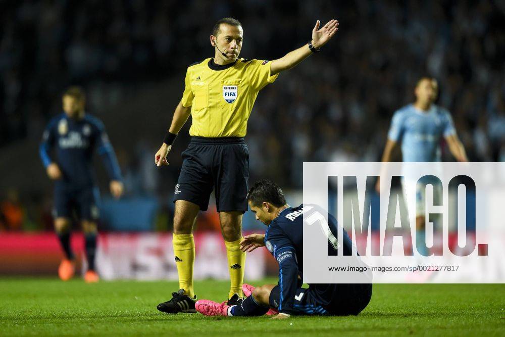 , 150930 domaren Cüneyt Cakir tecknar för frispark för Real Madrids Cristiano Ronaldo during UEFA Champions League 2015 2016 match between Malmö FF and Real Madrid.