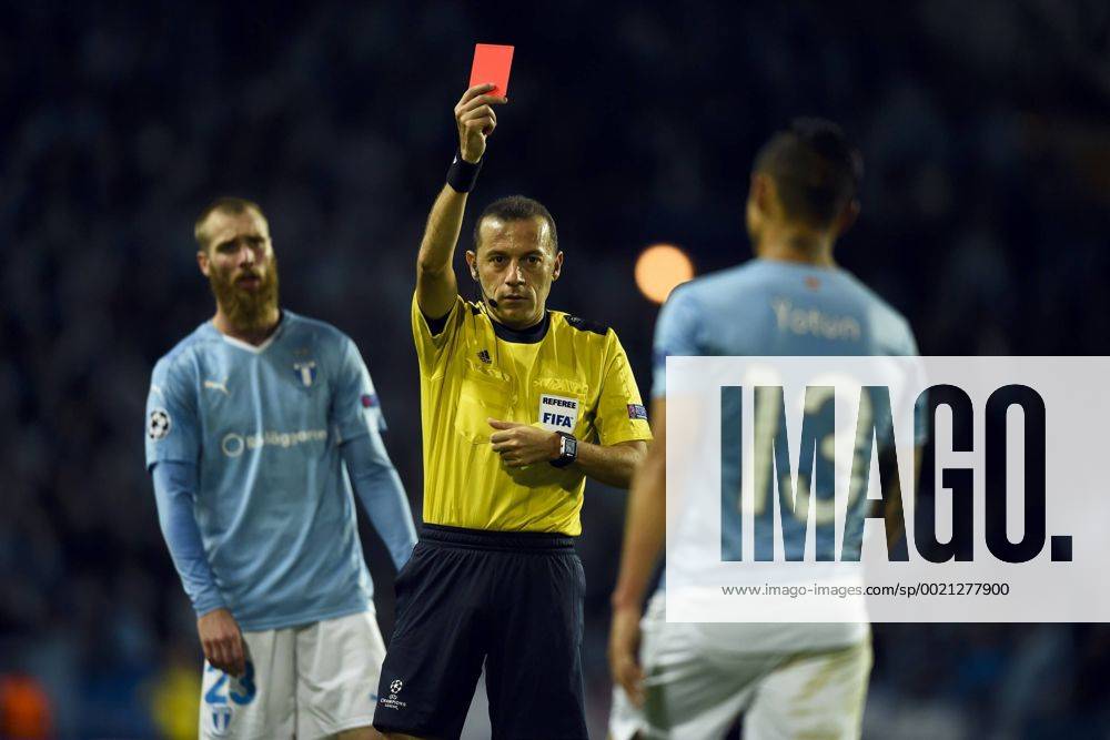 , 150930 Malmö FFs Victor Yoshimar Yotun Flores far rött kort av domaren Cüneyt Cakir during UEFA Champions League 2015 2016 match between Malmö FF and Real Madrid.
