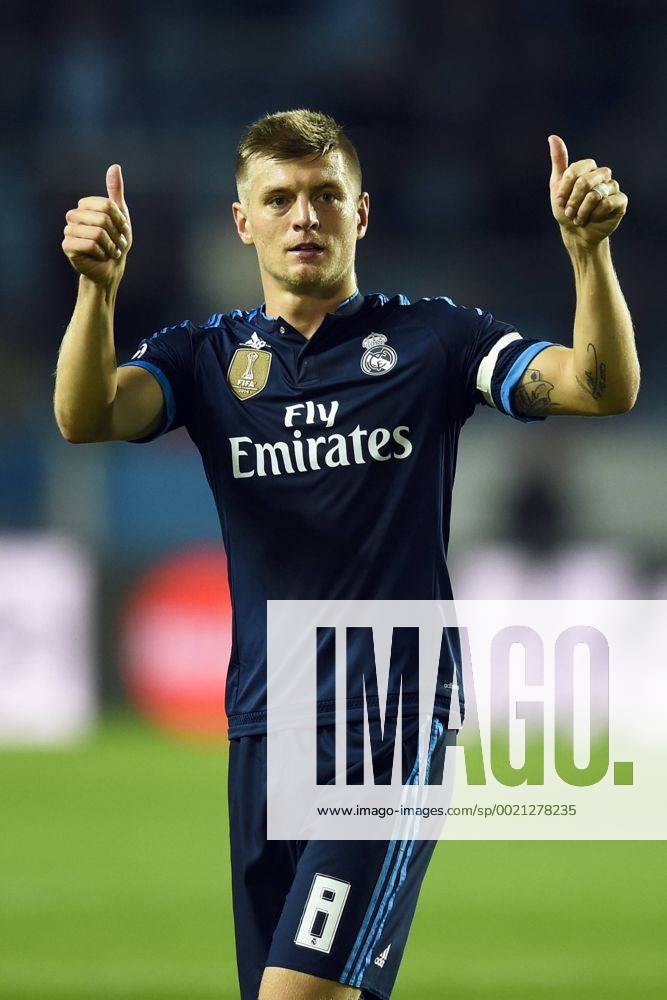 , 150930 Real Madrids Toni Kroos gör tummen upp till fansen during UEFA Champions League 2015 2016 match between Malmö FF and Real Madrid.