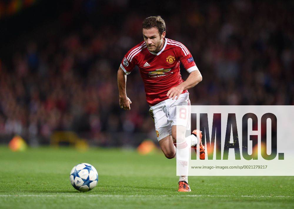 FUSSBALL CHAMPIONS LEAGUE SAISON 2015 2016 GRUPPENPHASE Manchester United ManU FC - VfL Wolfsburg 30.09.2015 Juan Mata (Manchester United FC) mit Ball