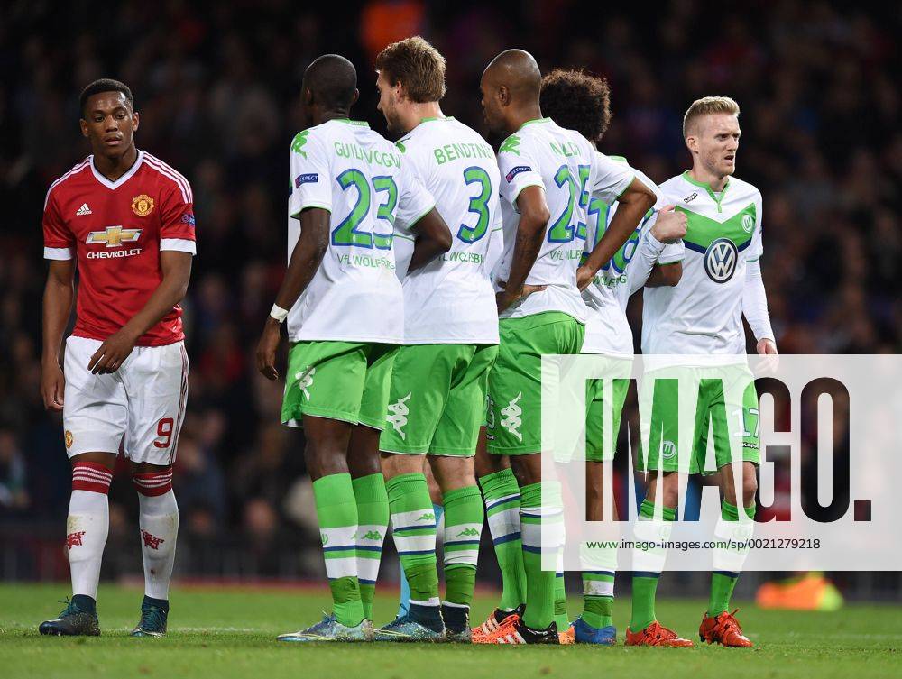 FUSSBALL CHAMPIONS LEAGUE SAISON 2015 2016 GRUPPENPHASE Manchester United ManU FC - VfL Wolfsburg 30.09.2015 Freistossmauer VfL Wolfsburg; Andre Schuerrle, Dante, Naldo, Nicklas Bendtner und Josuha Guilavogui (v.re.) beobachtet von Anthony Martial (li, Manchester United FC)