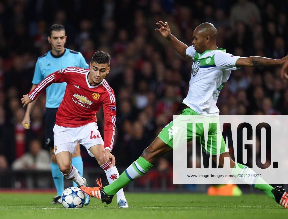 FUSSBALL CHAMPIONS LEAGUE SAISON 2015 2016 GRUPPENPHASE Manchester United ManU FC - VfL Wolfsburg 30.09.2015 Andreas Pereira (li, Manchester United FC) am Ball gegen Naldo (re, VfL Wolfsburg)