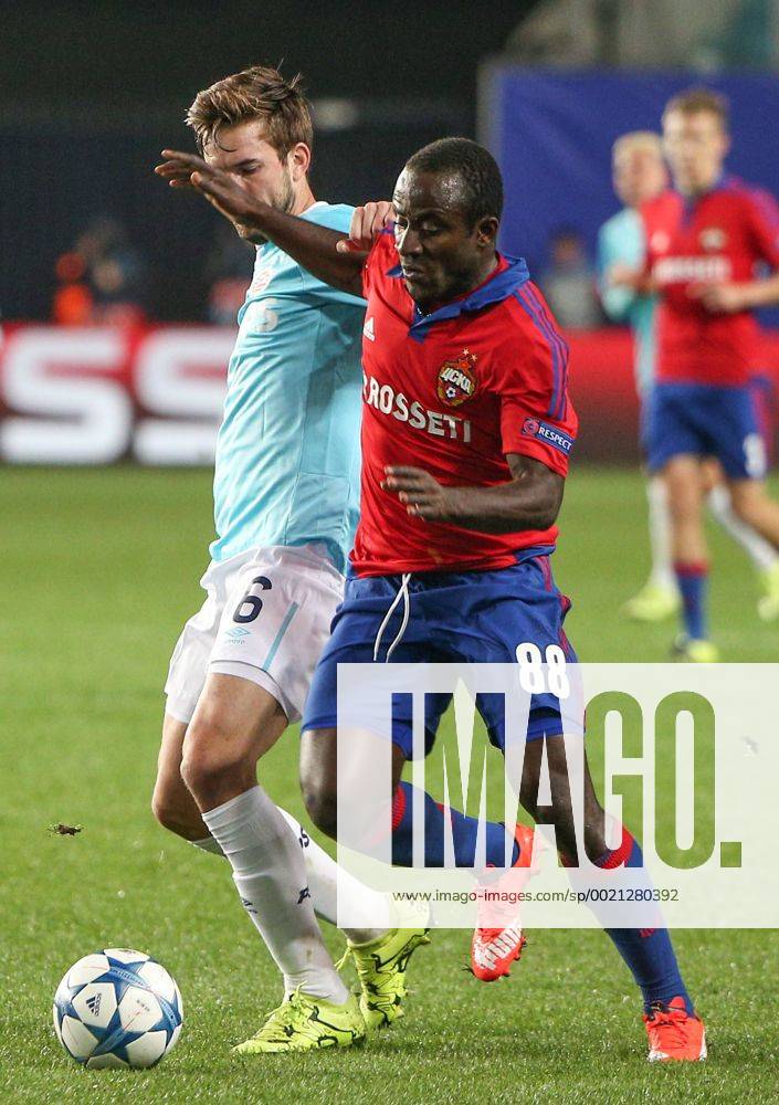 Aktuell FuÃŸball, Champions League, ZSKA Moskau - PSV Eindhoven MOSCOW REGION, RUSSIA. SEPTEMBER 30, 2015. PSV Eindhoven s Davy Propper (L) and CSKA s Seydou Doumbia fight for the ball in their 2015 16 Season UEFA Champions League Group B Round 2 football match at the Arena Khimki Stadium. FC CSKA won the game 3:2. Sergei Bobylev TASS TS00ECFB