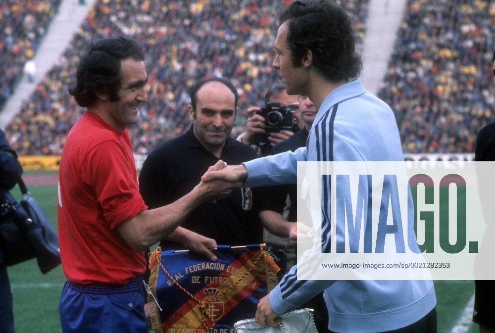 EM-Qualifikation Viertelfinale, BR Deutschland - Spanien in München: Die Mannschaftskapitäne Jose Martinez Pirri (re., Spanien) und Franz Beckenbauer (BR Deutschland) begrüßen sich
