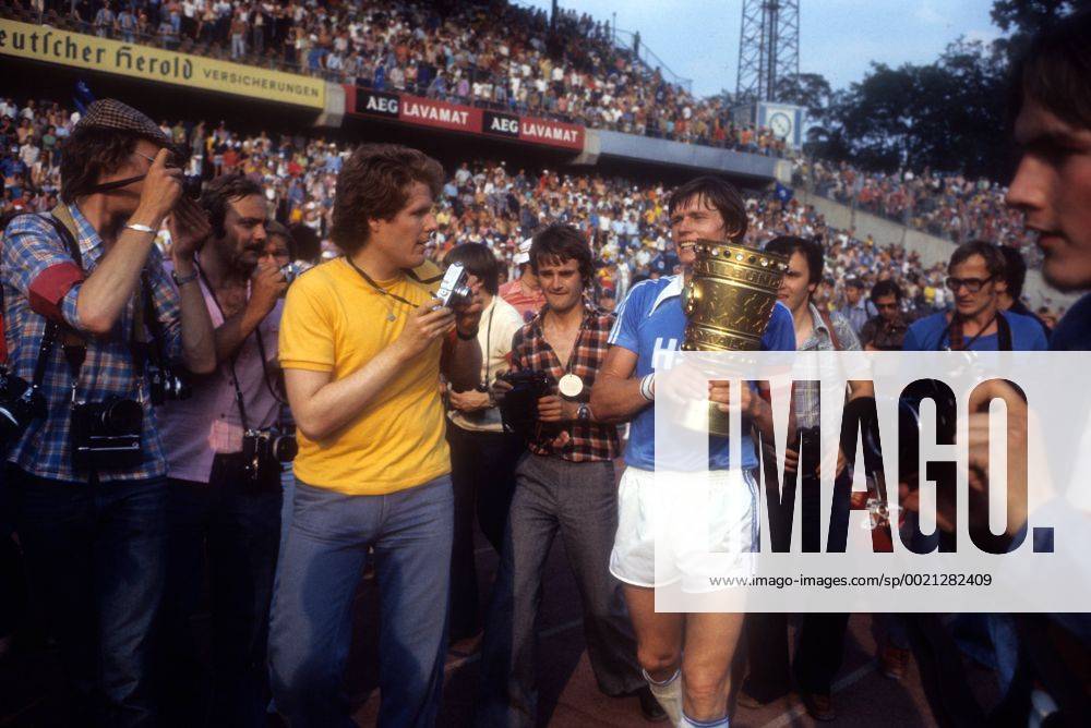 Der Hamburger SV gewinnt den DFB-Pokal: Peter Nogly mit der Trophäe auf der Ehrenrunde