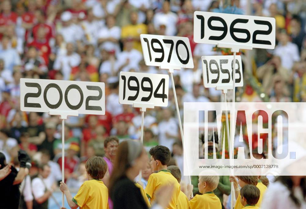 1958, 1962, 1970, 1994, 2002 - Jungen während der Eröffnungsfeier zur Weltmeisterschaft 2006 mit Schildern, auf denen die Jahre der Erfolge Brasiliens gedruckt sind Fußball Herren WM 2006, Eröffnung, Feier, Eröffnungsfeier, Zeremonie Gruppe München
