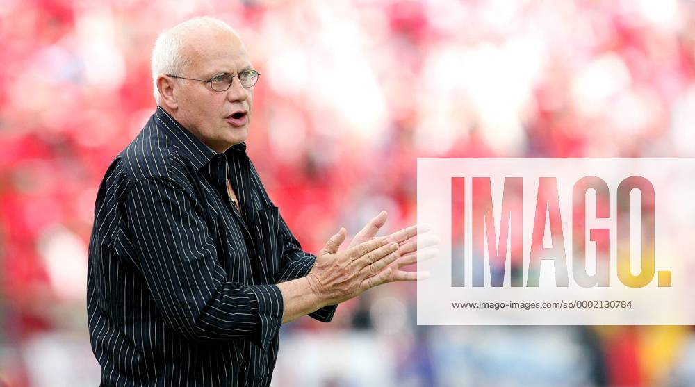 Nationaltrainer Otto Pfister (Togo) gibt Anweisungen - Fußball WM Herren WM 2006, Länderspiel, Nationalteam, Gruppe G, Togo Einzelbild Frankfurt M. Fußball WM Herren WM 2006, Länderspiel, Nationalteam, Gruppe G, Togo Einzelbild Frankfurt M.