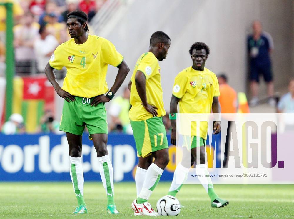 Enttäuschte Gesichter: Mohamed Kader (Mitte) und Moustapha Salifou (re.) beim Anstoss, daneben Emmanuel Adebayor (alle Togo) - Fußball WM Herren WM 2006, Länderspiel, Nationalteam, Gruppe G, Togo Gruppe Nationaltrikot Frankfurt M. Enttäuschung Fußball WM Herren WM 2006, Länderspiel, Nationalteam, Gruppe G, Togo Gruppe Nationaltrikot Frankfurt M. Enttäuschung