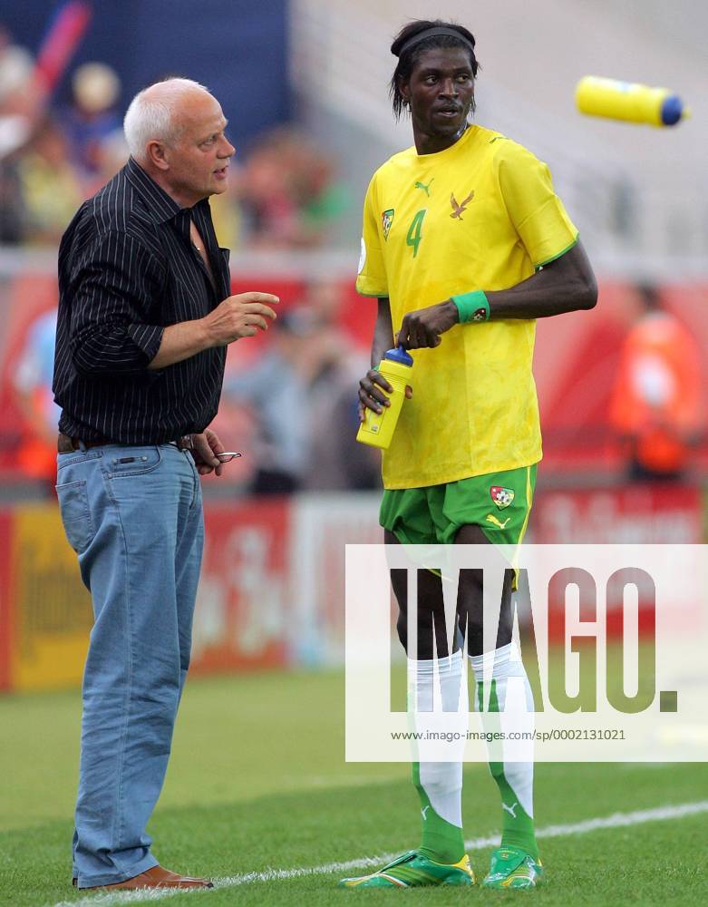 Emmanuel Adebayor (re.) bekommt Anweisungen von Nationaltrainer Otto Pfister (beide Togo) - (fra2006061311) Fußball WM Herren WM 2006, Länderspiel, Nationalteam, Gruppe G, Nationaltrikot Gruppe Frankfurt M. Fußball WM Herren WM 2006, Länderspiel, Nationalteam, Gruppe G, Nationaltrikot Gruppe Frankfurt M.
