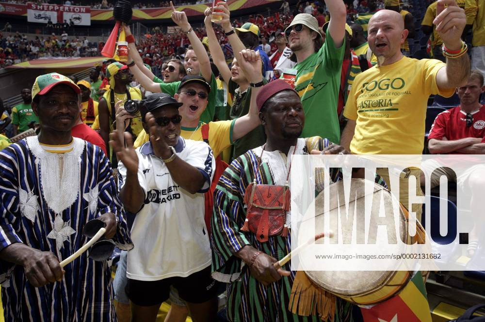 Togolesische Fans sorgen mit Trommeln für Stimmung Fußball WM Herren WM 2006, Länderspiel, Nationalteam, Gruppe G, Togo Gruppe Frankfurt M. Freude, Fußball WM Herren WM 2006, Länderspiel, Nationalteam, Gruppe G, Togo Gruppe Frankfurt M. Freude,
