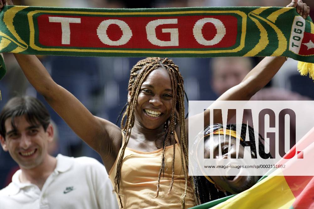 Togolesisches Fanpaar präsentiert einen Fanschal in den Landesfarben Fußball WM Herren WM 2006, Länderspiel, Nationalteam, Gruppe G, Togo, Nationalfarben, togolesische Gruppe Rasta, Haar, Haare, geflochten, geflochtene Frankfurt M. Fußball WM Herren WM 2006, Länderspiel, Nationalteam, Gruppe G, Togo, Nationalfarben, togolesische Gruppe Rasta, Haar, Haare, geflochten, geflochtene Frankfurt M.