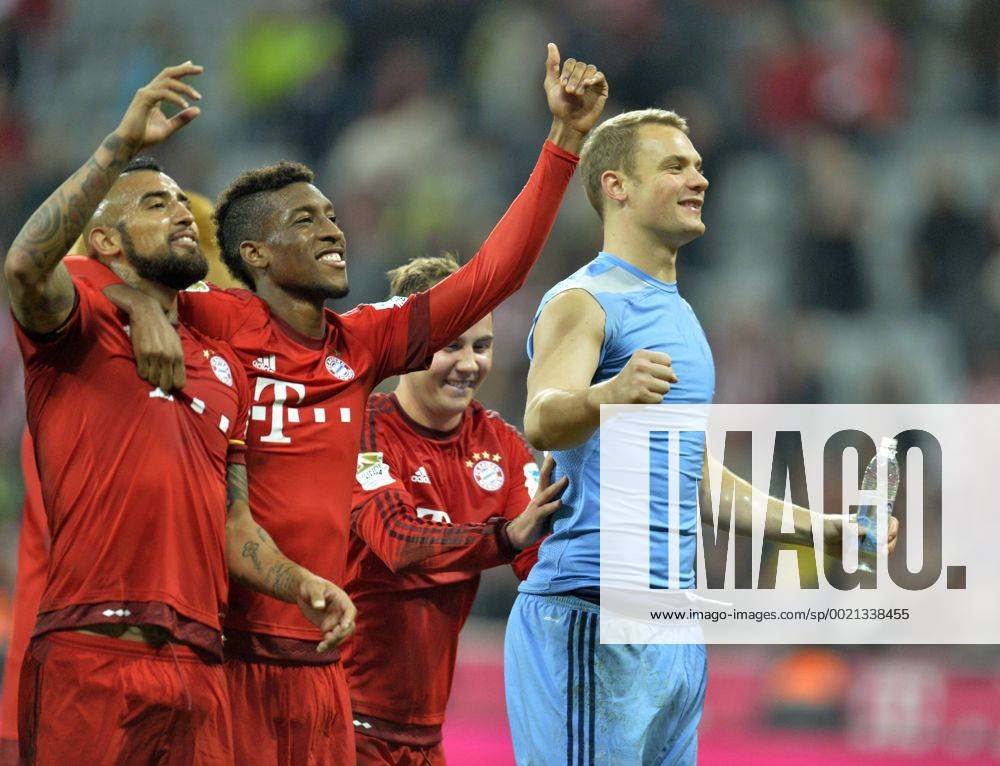 Fussball 1.Bundesliga 2015 2016, 8.Spieltag, FC Bayern München - Borussia Dortmund, in der Allianz-Arena München. Schlussjubel v.li: Arturo Vidal (FC Bayern München), Kingsley Coman (Bayern München), Mario Götze (FC Bayern München), Torwart Manuel Neuer (FC Bayern München).