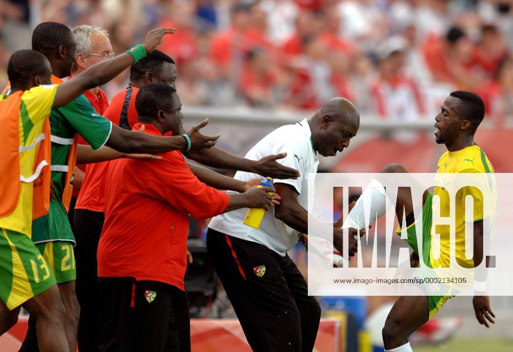 Torschütze Mohamed Kader (re.) lässt sich feiern, u.a. von Co Trainer Kodjovi Mawuena (2.v.re., beide Togo) Fußball WM Herren WM 2006, Länderspiel, Nationalteam, Nationaltrikot, Gruppe G, Togo Gruppe Frankfurt M. Freude, Fußball WM Herren WM 2006, Länderspiel, Nationalteam, Nationaltrikot, Gruppe G, Togo Gruppe Frankfurt M. Freude,