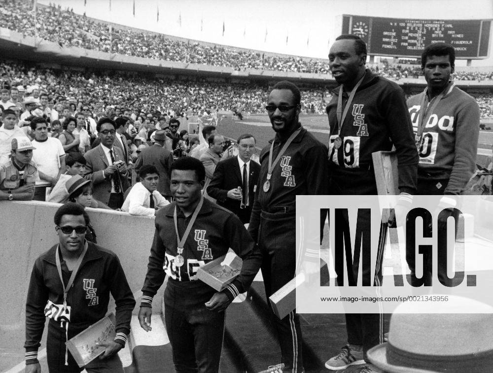 Olympische Sommerspiele in Mexiko-Stadt: Die siegreiche 4 x 100 Meter Staffel der USA, v.li.: Ronnie Ray Smith, Mel Pender, Charlie Greene und Jimmy Hines