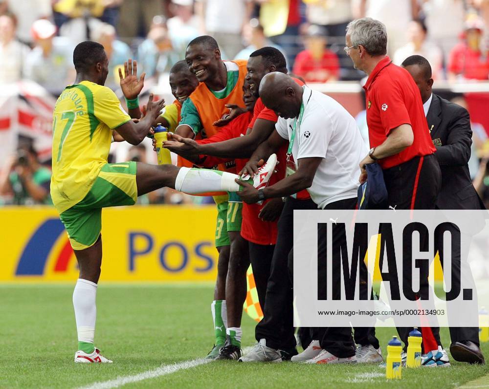 Mohamed Kader (Togo) wird von einem Betreuer der Fuß gestreichelt, seine Mannschaftskameraden jubeln mit ihm - Fußball WM Herren WM 2006, Länderspiel, Nationalteam, Nationaltrikot, Gruppe G Gruppe Frankfurt M. Freude, Fußball WM Herren WM 2006, Länderspiel, Nationalteam, Nationaltrikot, Gruppe G Gruppe Frankfurt M. Freude,