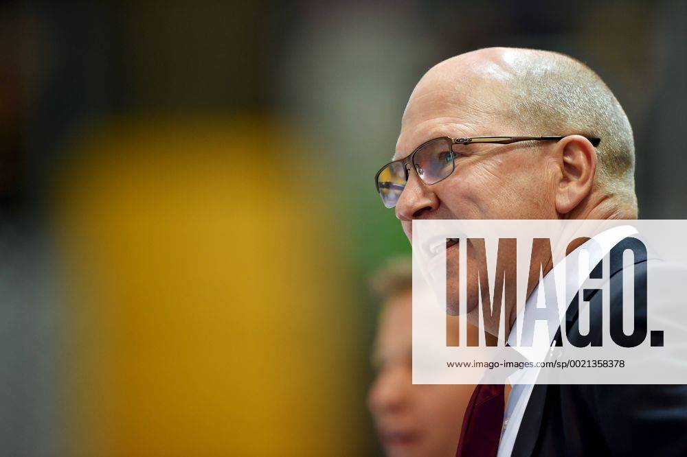 Ice hockey Eishockey - CHL, RB Muenchen vs Rauma MUNICH,GERMANY,06.OCT.15 - ICE HOCKEY - CHL, Champions Hockey League, play off, EHC Red Bull Muenchen vs Lukko Rauma. Image shows head coach Don Jackson (RB Muenchen). GEPAxpictures xFlorianxErtl