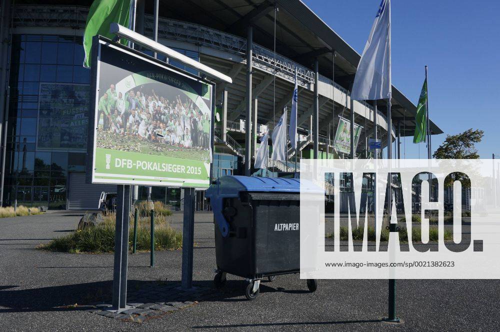 Wolfsburg, In den Allerwiesen, Niedersachsen, Plakat und Altpapiercontainer, Container, Altpapier, Papier, Plakat, Fussball, DFB, Pokalsieger, VfL Wolfsburg, Stadion, Volkswagen Arena, Arena, VW, Volkswagen