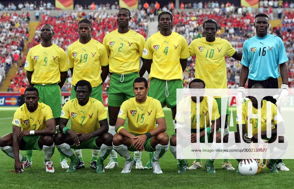 Mannschaftsfoto Togo hi.v.li.: Massamasso Tchangai, Ludovic Assemoassa, Dare Nibombe, Emmanuel Adebayor, Cherif Toure Mamam, Torwart Kossi Agassa; vorn: Mohamed Kader, Moustapha Salifou, Alaixys Romao ... - Fußball WM Herren WM 2006, Länderspiel, Nationalteam, Nationaltrikot, Gruppe G, Totale Frankfurt M. Fußball WM Herren WM 2006, Länderspiel, Nationalteam, Nationaltrikot, Gruppe G, Totale Frankfurt M.