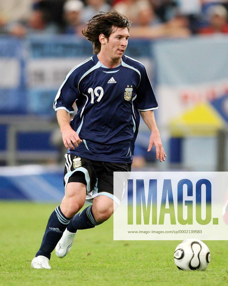 Lionel Messi (Argentinien) am Ball - Fußball WM Herren WM 2006, Länderspiel, Nationalteam, Gruppe C, Nationaltrikot Einzelbild Gelsenkirchen Dynamik, Fußball WM Herren WM 2006, Länderspiel, Nationalteam, Gruppe C, Nationaltrikot Einzelbild Gelsenkirchen Dynamik,