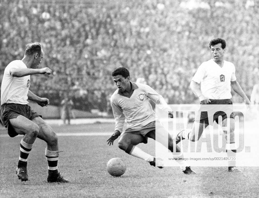 Weltmeisterschaft Finale, Brasilien - Tschechoslowakei in Santiago de Chile, v.li.: Jan Popluhar (CSSR), Garrincha (Brasilien), Josef Masopust (CSSR)