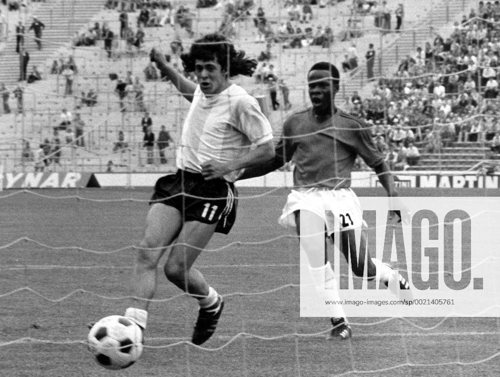 Weltmeisterschaft Vorrunde, Argentinien - Haiti in München: Rene Houseman (li., Argentinien) trifft vor Wilfried Louis (Haiti) zum 2:0