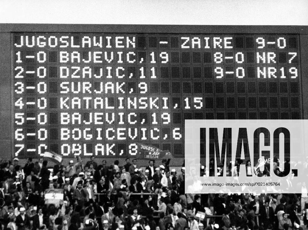 Weltmeisterschaft Vorrunde, Jugoslawien - Zaire in Gelsenkirchen: Die Anzeigetafel zeigt die Torschützen an, Dusan Bajevic, Dragan Dzajic, Ivica Surjak, Josip Katalinski, Vladislav Bogicevic, Branko Oblak, Ilija Petkovic