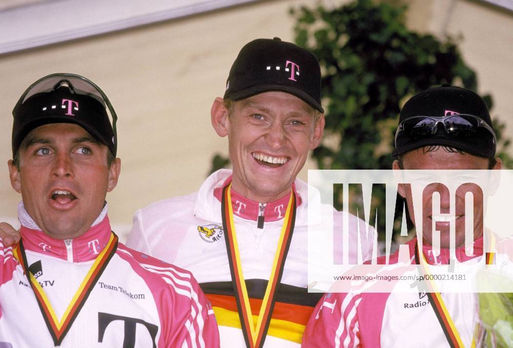 V. l.: Zweiter Steffen Wesemann, Sieger Rolf Aldag und Drittplatzierter Udo Bölts (alle Team Telekom) bei der Siegerehrung Radsport LM Herren Deutsche Meisterschaft 2000, DM, Rad, Straßenradsport, Straße, Straßenrennen, Profi, Profis Gruppe Radrennen, Radrennsport Heppenheim Freude,