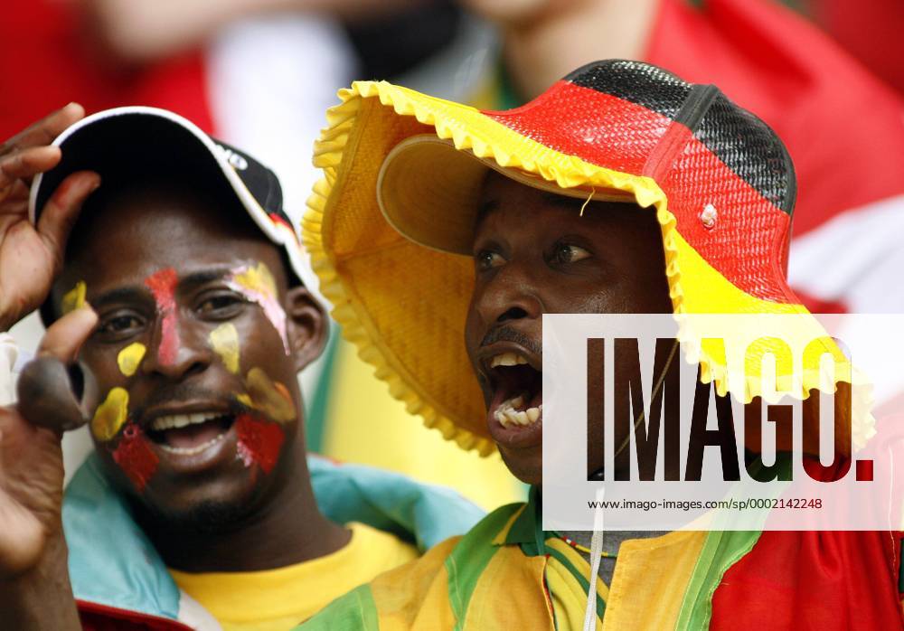 Togolesischer Fan mit deutschem Fanhut feuert sein Team lautstark an Fußball WM Herren WM 2006, Länderspiel, Nationalteam, Gruppe G, Togo, Vdig Gruppe Dortmund Fußball WM Herren WM 2006, Länderspiel, Nationalteam, Gruppe G, Togo, Vdig Gruppe Dortmund