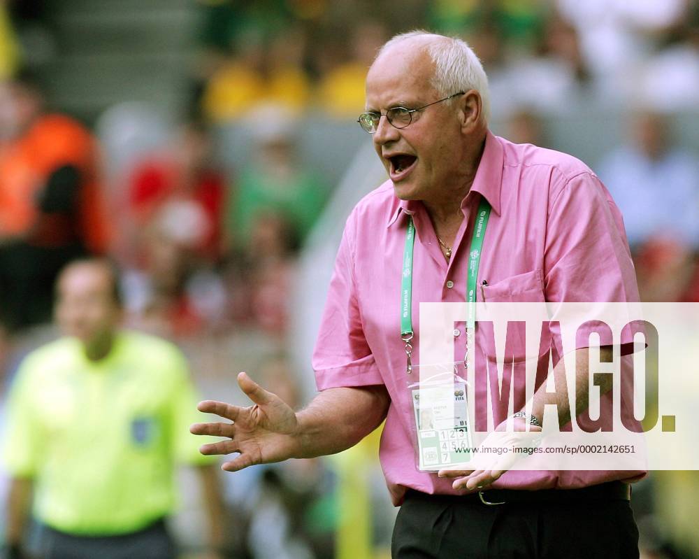 Nationaltrainer Otto Pfister (Togo) ratlos - Fußball WM Herren WM 2006, Länderspiel, Nationalteam, Gruppe G Einzelbild Dortmund Fußball WM Herren WM 2006, Länderspiel, Nationalteam, Gruppe G Einzelbild Dortmund