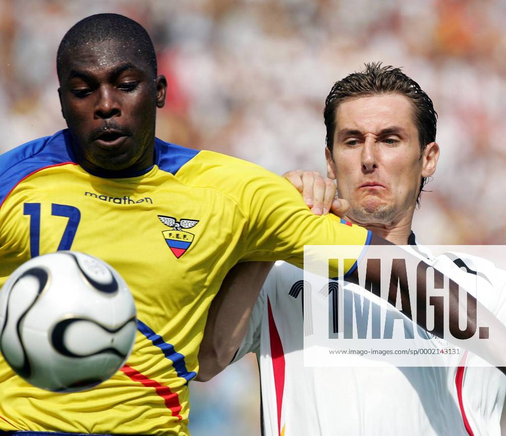 Giovanny Espinoza (Ecuador, li.) gegen Miroslav Klose (Deutschland) Fußball WM Herren WM 2006, Länderspiel, Nationalteam, Gruppe A, Nationaltrikot, Ecuador - Deutschland 0:3 Gruppe Berlin Dynamik, Fußball WM Herren WM 2006, Länderspiel, Nationalteam, Gruppe A, Nationaltrikot, Ecuador - Deutschland 0:3 Gruppe Berlin Dynamik,