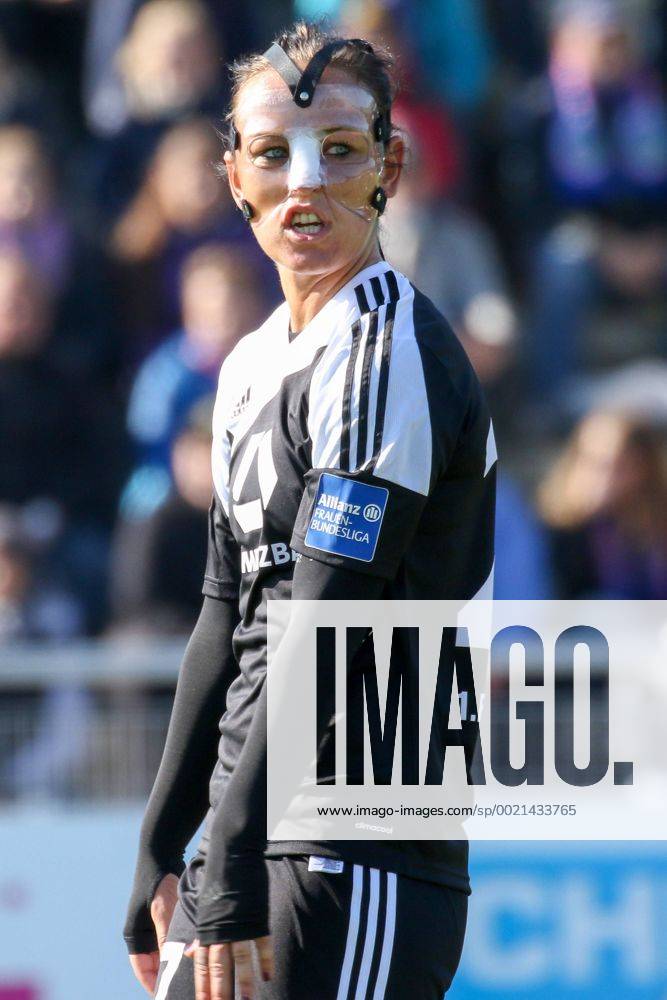 Peggy Kuznik (Frankfurt, 27) mit Gesichtsmaske, Fussball, Allianz Frauen-Bundesliga, 1. FFC Frankfurt - VfL Wolfsburg,