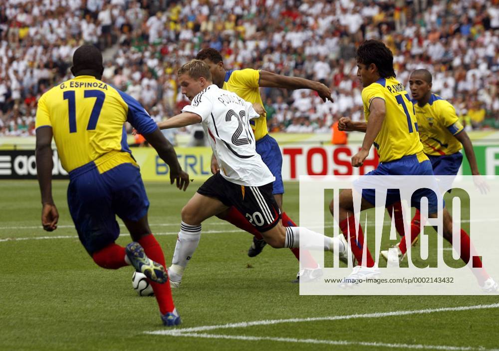 Lukas Podolski (Deutschland, Mitte) setzt sich gegen Giovanny Espinoza (li.) und Paul Ambrossi (beide Ecuador) zur Wehr Fußball WM Herren WM 2006, Länderspiel, Nationalteam, Gruppe A, Nationaltrikot, Ecuador - Deutschland 0:3 Gruppe Berlin Dynamik, Überlegenheit, Fußball WM Herren WM 2006, Länderspiel, Nationalteam, Gruppe A, Nationaltrikot, Ecuador - Deutschland 0:3 Gruppe Berlin Dynamik, Überlegenheit,
