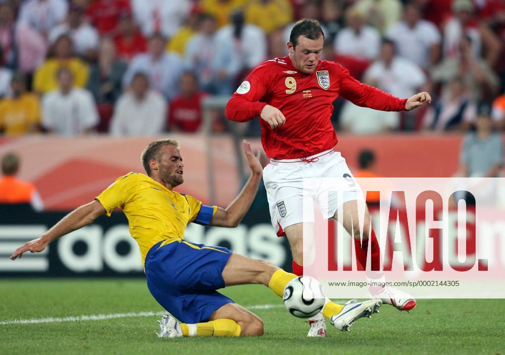 Wayne Rooney (England, re.) gegen Olof Mellberg (Schweden) Fußball WM Herren WM 2006, Länderspiel, Nationalteam, Gruppe B, Nationaltrikot, Schweden - England 2:2 Gruppe Köln Dynamik, Kampf, Fußball WM Herren WM 2006, Länderspiel, Nationalteam, Gruppe B, Nationaltrikot, Schweden - England 2:2 Gruppe Köln Dynamik, Kampf,