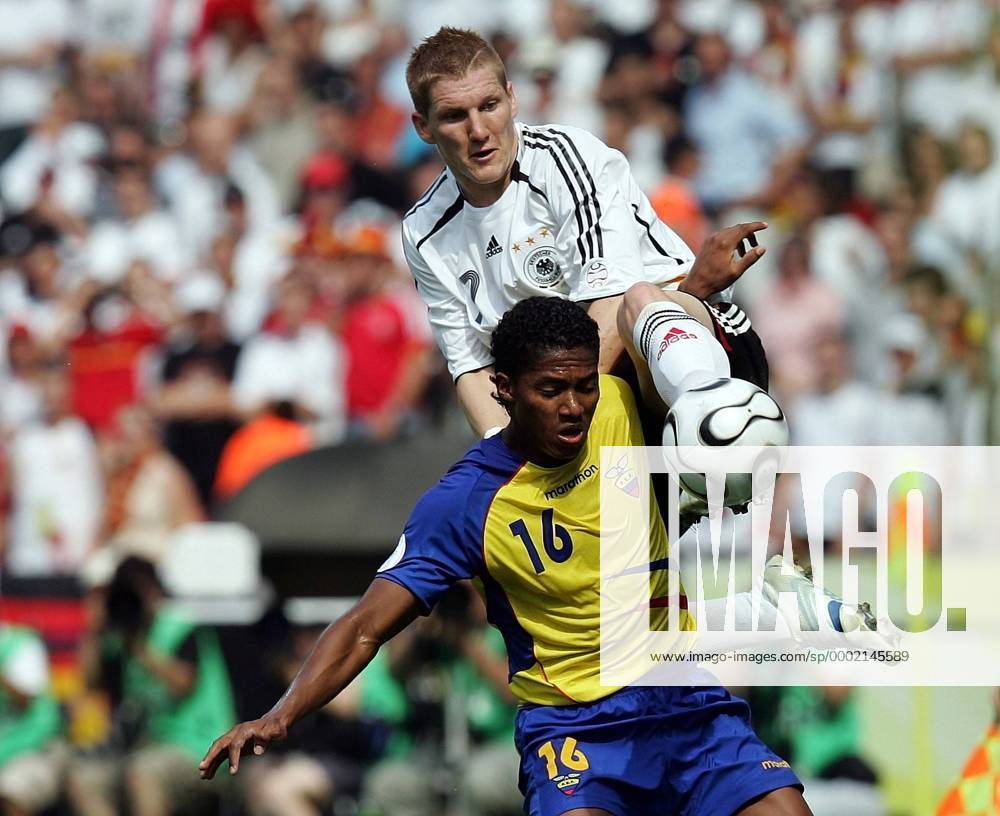 Bastian Schweinsteiger (Deutschland, hi.) mit vollem Einsatz gegen Luis Antonio Valencia (Ecuador) - Fußball WM Herren WM 2006, Länderspiel, Nationalteam, Gruppe A, Nationaltrikot, Ecuador - Deutschland 0:3 Gruppe Berlin Dynamik, Kampf, Überlegenheit, Fußball WM Herren WM 2006, Länderspiel, Nationalteam, Gruppe A, Nationaltrikot, Ecuador - Deutschland 0:3 Gruppe Berlin Dynamik, Kampf, Überlegenheit,