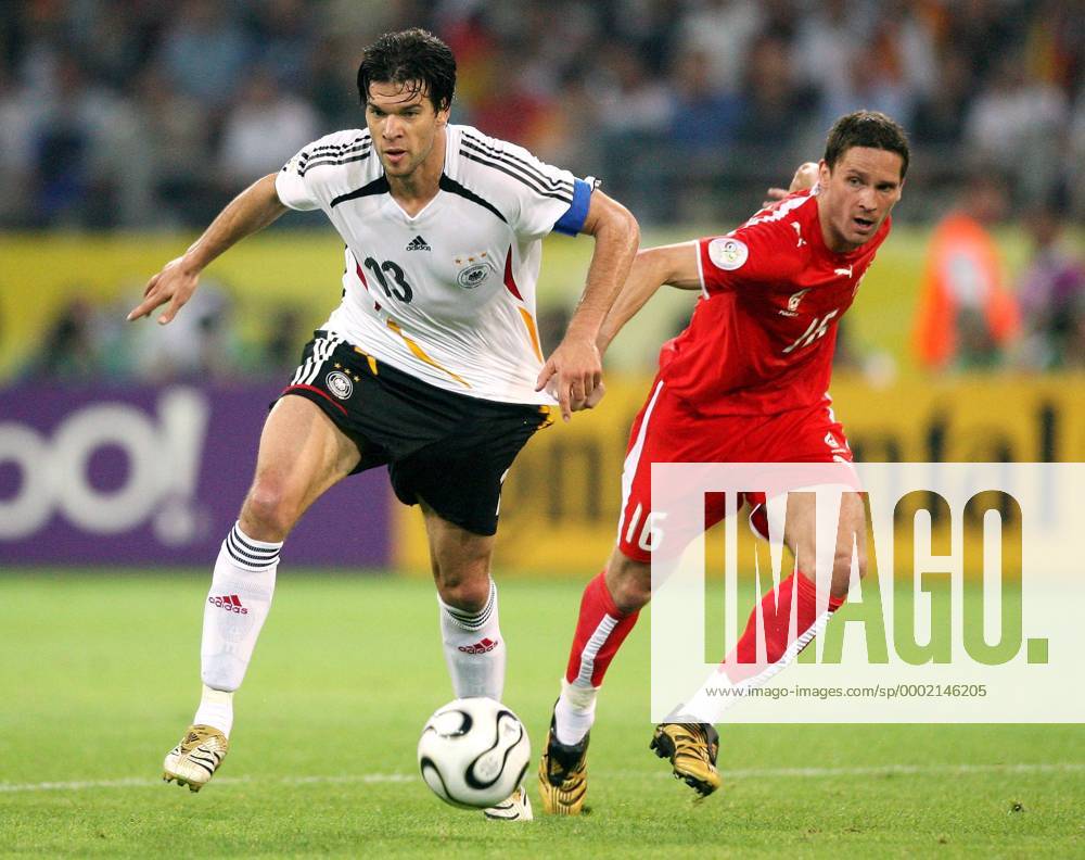 Michael Ballack (Deutschland, li.) gegen Arkadiusz Radomski (Polen) - Fußball WM Herren WM 2006, Länderspiel, Nationalteam, Nationaltrikot, Gruppe A, Deutschland - Polen 1:0 Gruppe Dortmund Dynamik, Fußball WM Herren WM 2006, Länderspiel, Nationalteam, Nationaltrikot, Gruppe A, Deutschland - Polen 1:0 Gruppe Dortmund Dynamik,