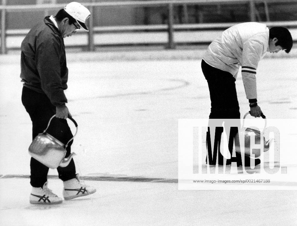 Olympische Winterspiele in Sapporo: Mit Wasser aus Teekannen werden die Löcher im Eis ausgegossen