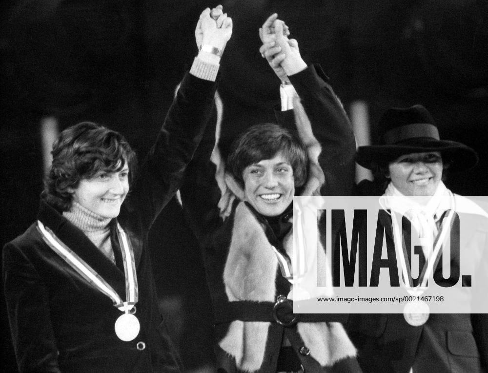 Olympische Winterspiele in Innsbruck, Ski Alpin, Siegerehrung Slalom der Frauen: Rosi Mittermaier (BR Deutschland), gewinnt vor Claudia Giordani (Italien) und Hanni Wenzel (Liechtenstein)