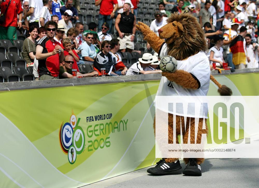 WM Maskottchen Goleo VI begrüßt mit seinem Freund Pille, dem sprechenden Ball, die ersten Fans - So richtig für ihn interessieren tut sich aber niemand Fußball WM Herren WM 2006, Länderspiel, Nationalteam, Gruppe A Einzelbild alleine, einsam, allein, Desinteresse, Ignoranz Berlin ignorieren, ignorant Fußball WM Herren WM 2006, Länderspiel, Nationalteam, Gruppe A Einzelbild alleine, einsam, allein, Desinteresse, Ignoranz Berlin ignorieren, ignorant