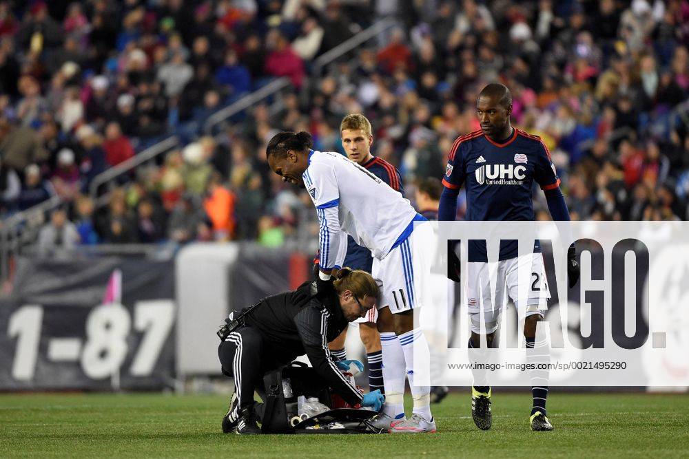 Montreal Impact forward Didier Drogba (11) gets medical attention on the pitch during the MLS Fussball Herren USA game between Montreal Impact and the New England Revolution held at Gillette Stadium in Foxborough Massachusetts. Montreal defeats New England 1-0. MLS 2015: Impact vs Revolution OCT 17 - ZUMAc04_
