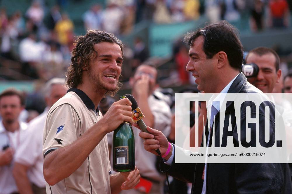 Gustavo Kuerten (Brasilien) im Interview Tennis Herren French Open 2000, ATP-Tour, Grand Slam, Sand, Sandplatz, Sandplatzturnier, Sandplatztennis Gruppe Roland Garros Paris Glück, Freude,