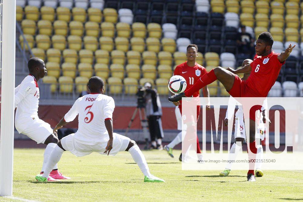 Football, England v Guinea. U 17, Chile World Cup. England s player, Ro-Shaun Williams, right, battles for the ball against the defense of Guinea during the Under 17 Chile World Cup at the Federico Sanchez Rumoroso stadium in Coquimbo 17 10 2015 AndresxPina Photosport England v Guinea,