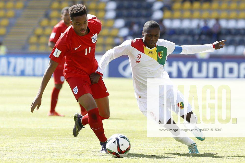 Football, England v Guinea. U 17, Chile World Cup. Guinea s player, Mohamed Kourouma, right, battles for the ball against Chris Willock of England during the Under 17 Chile World Cup at the Federico Sanchez Rumoroso stadium in Coquimbo 17 10 2015 AndresxPina Photosport England v Guinea,