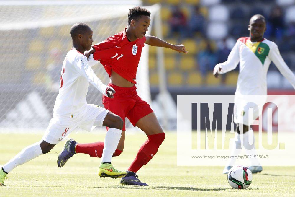 Football, England v Guinea. U 17, Chile World Cup. England s player, Chris Willock, center, battles for the ball against Karim Conte of Guinea during the Under 17 Chile World Cup at the Federico Sanchez Rumoroso stadium in Coquimbo 17 10 2015 AndresxPina Photosport England v Guinea,