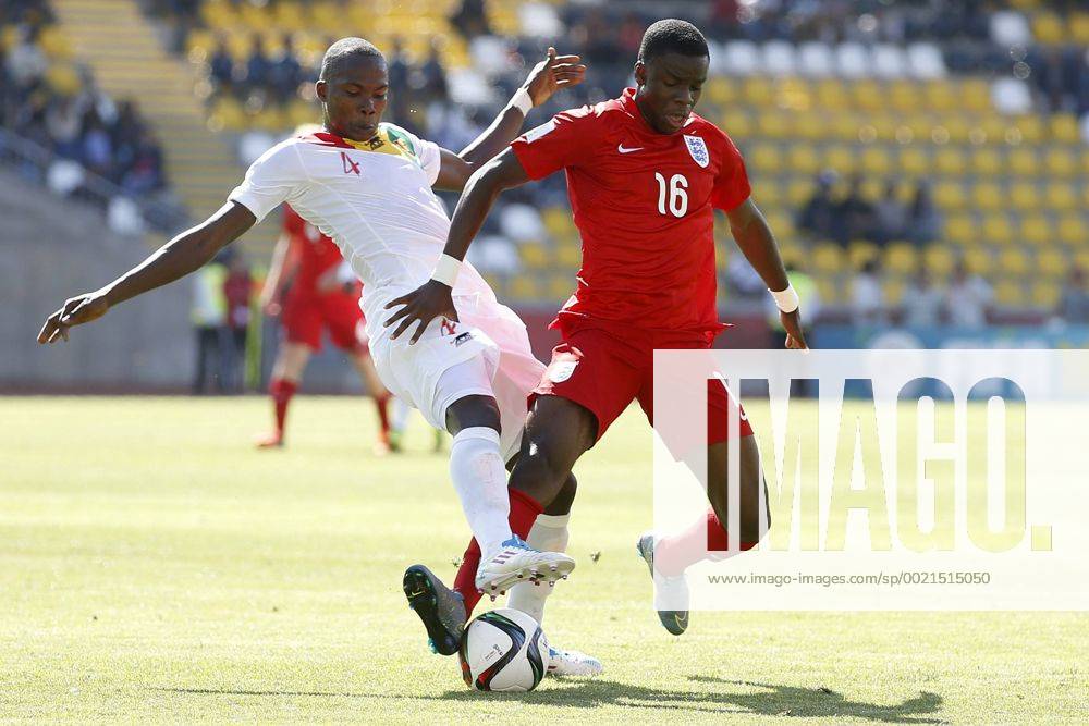 Football, England v Guinea. U 17, Chile World Cup. England s player, Stephy Mavididi, right, battles for the ball against Moussa Soumah of Guinea during the Under 17 Chile World Cup at the Federico Sanchez Rumoroso stadium in Coquimbo 17 10 2015 AndresxPina Photosport England v Guinea,