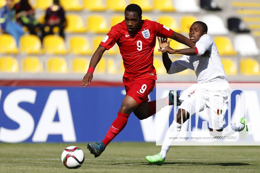Football, England v Guinea. U 17, Chile World Cup. England s player, Kaylen Hinds, center, battles for the ball against Mohamed Camara of Guinea during the Under 17 Chile World Cup at the Federico Sanchez Rumoroso stadium in Coquimbo 17 10 2015 AndresxPina Photosport England v Guinea,