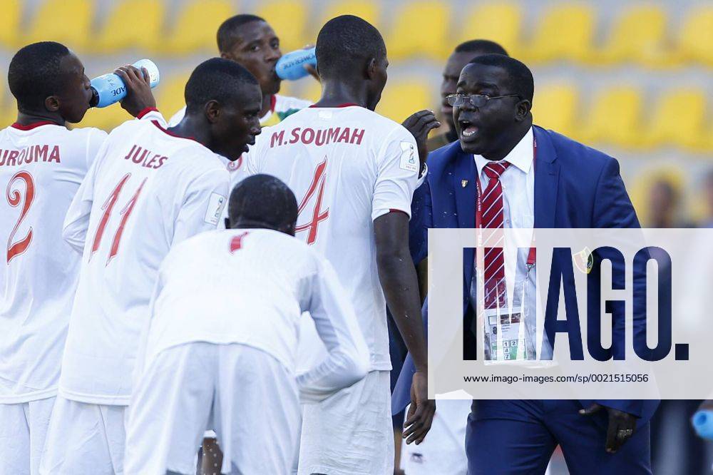 Football, England v Guinea. U 17, Chile World Cup. Guinea s manager, Hamidou Camara, instructs his players during the Under 17 Chile World Cup against England at the Federico Sanchez Rumoroso stadium in Coquimbo 17 10 2015 AndresxPina Photosport England v Guinea,