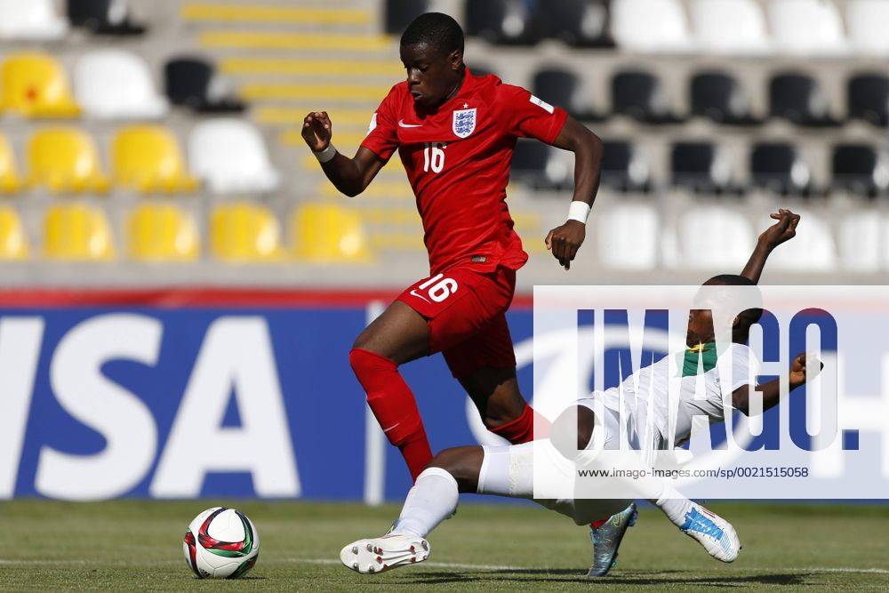 Football, England v Guinea. U 17, Chile World Cup. England s player, Stephy Mavididi, center, battles for the ball against Moussa Soumah of Guinea during the Under 17 Chile World Cup at the Federico Sanchez Rumoroso stadium in Coquimbo 17 10 2015 AndresxPina Photosport England v Guinea,